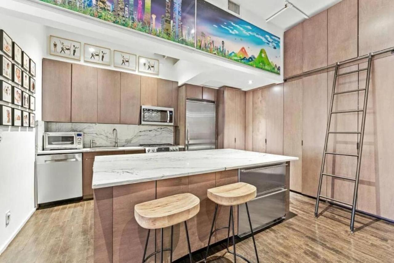 Luxurious 3 Bedroom Beautifully Renovated Loft Apartment *